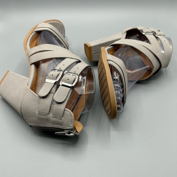 Charlotte Russe Gray Strappy Chunk Heel Open Toe Sandal Size 6 - Picture 12 of 14